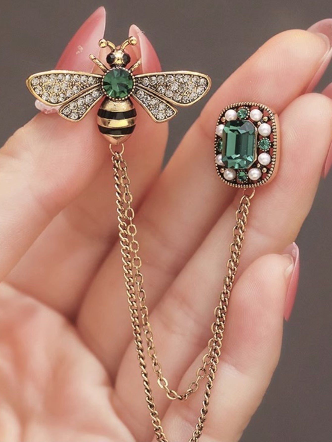 BEE CRYSTAL TASSEL BROOCH