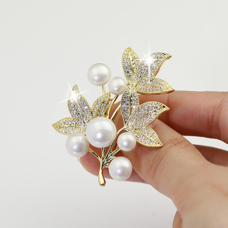 MAPLE LEAF BROOCH