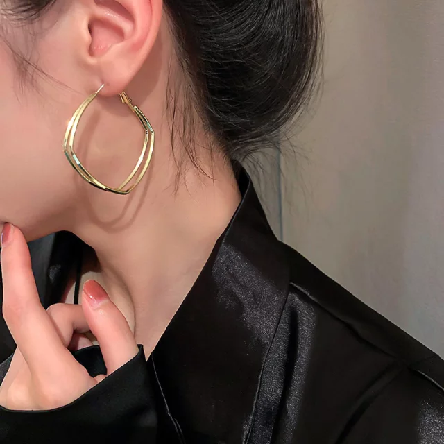 SQUIGGLE EARRINGS