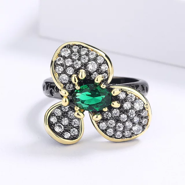 EXQUISITE EMERALD FLOWER RING