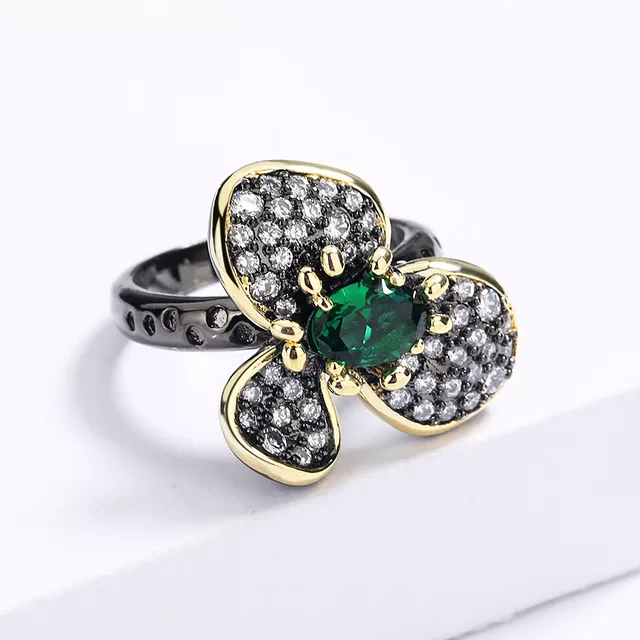 EXQUISITE EMERALD FLOWER RING