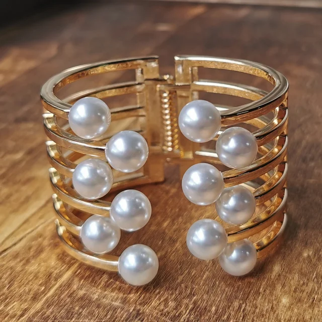 BIG PEARL CLASP CUFF BRACELET