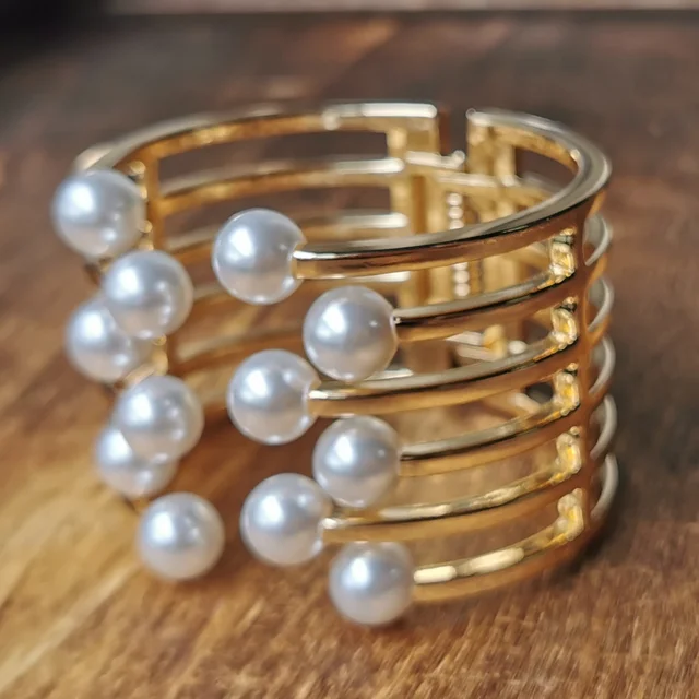 BIG PEARL CLASP CUFF BRACELET