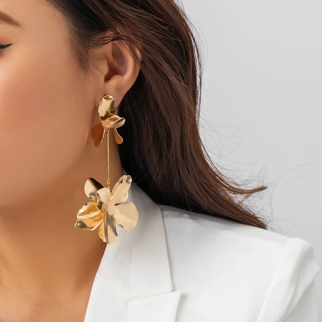 GOLD FLOWER HANGING EARRINGS