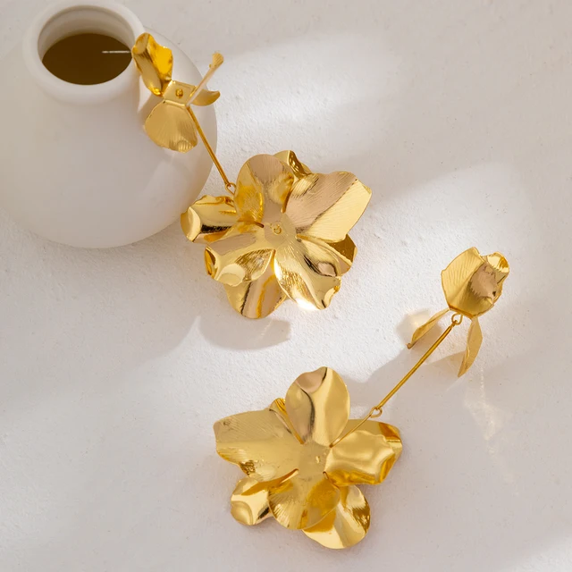 GOLD FLOWER HANGING EARRINGS