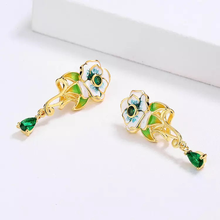 18K ENAMEL WHITE FLOWER DROP