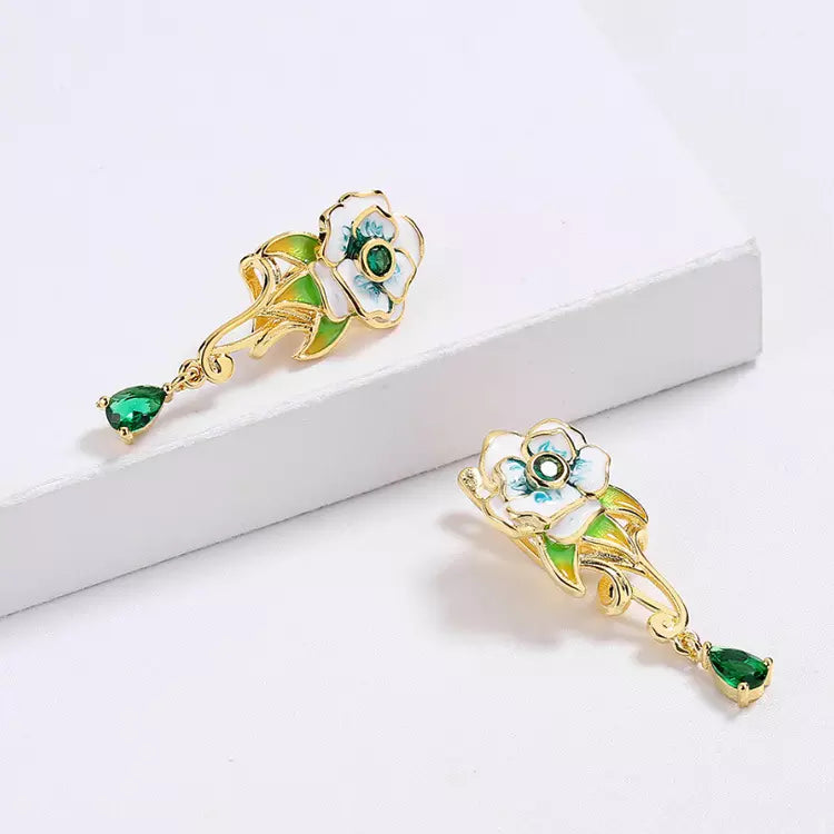 18K ENAMEL WHITE FLOWER DROP