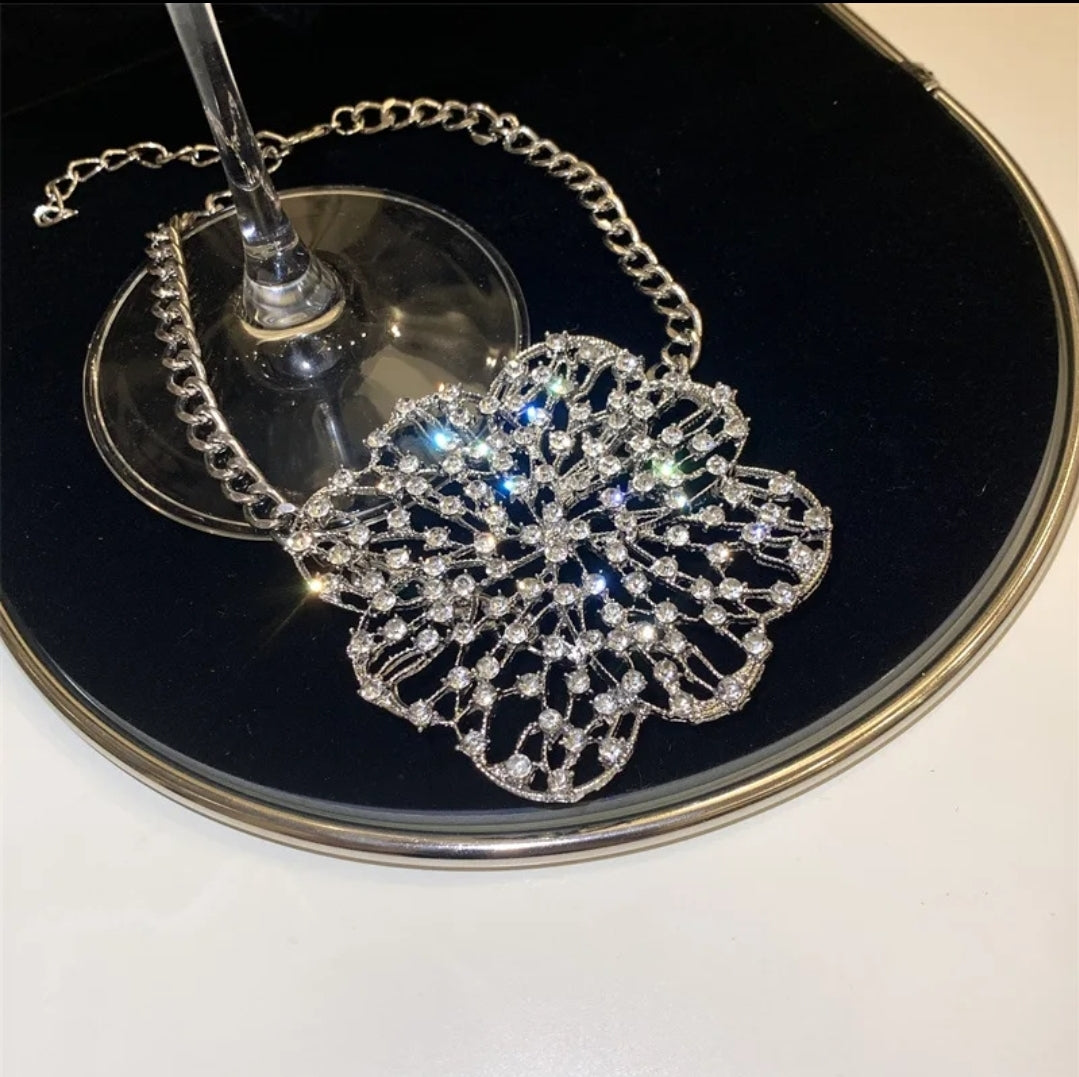 METAL HOLLOW FLOWER NECKLACE